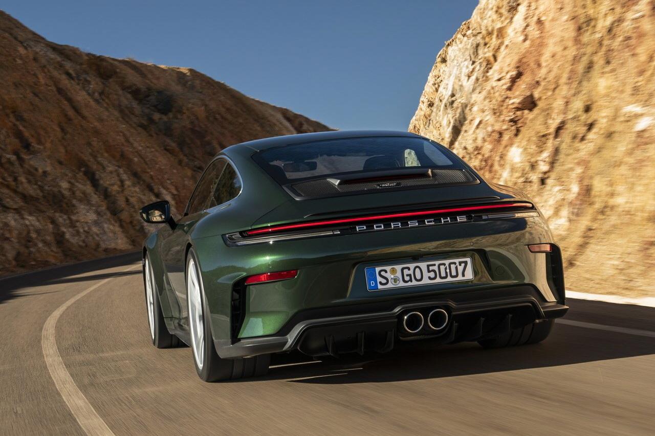 산길을 달리는 포르쉐 911 GT3 투어링의 후면